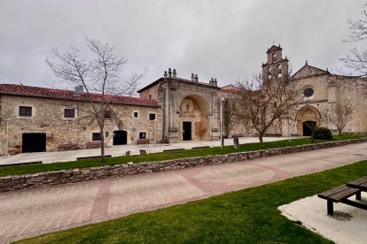 Exterior del Albergue de San Juan de Ortega junto al Monasterio e Iglesia