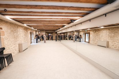 En gran medida se han conservado elementos del edificio histórico, como las vigas o los muros de piedra que se ven en esta sala.