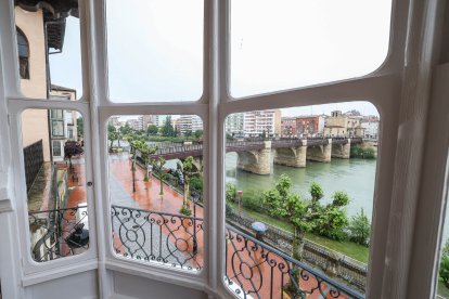 Galería recuperada con vistas al Ebro, ubicada en la zona de despachos.