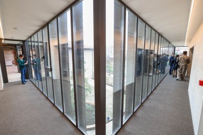 Cristalera con vistas al patio en la planta superior del edificio 'añadido' a La Casa de las Cadenas origina, que alberga el innovador auditorio.