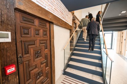 Se han preservado casi todas las puertas originales, y de las que no hay una 'muestra' de su artesonado en la pared del patio.
