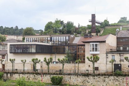 La Casa de las Cadenas, vista desde el lado contrario del río Ebro.