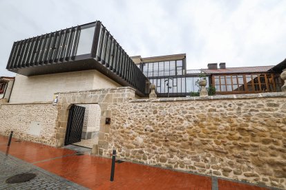 Acceso a La Casa de las Cadenas desde la ribera del Ebro, perspectiva desde la que destacan sus nuevos ventanales.