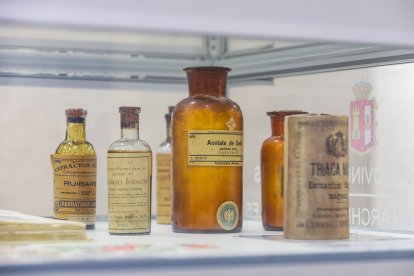 Así es la farmacia Jimeno, la más antigua de España que conserva el pasado sanitario del país en sus estanterías.