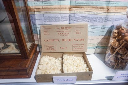 Así es la farmacia Jimeno, la más antigua de España que conserva el pasado sanitario del país en sus estanterías.