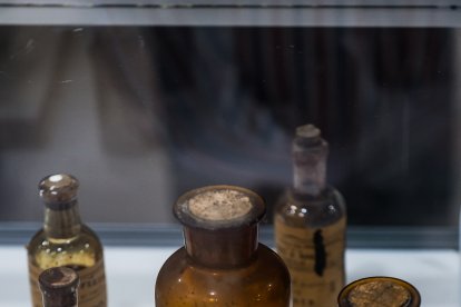 Así es la farmacia Jimeno, la más antigua de España que conserva el pasado sanitario del país en sus estanterías.