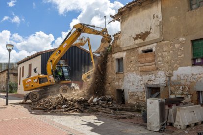 Momento del derribo del edificio de titularidad municipal de la calle Vitoria, 199.