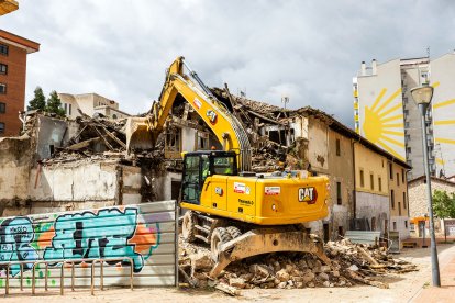 Momento del derribo del edificio de titularidad municipal de la calle Vitoria, 199.