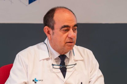 El gerente del Hospital Clínico Universitario de Valladolid, José Antonio Arranz Velasco, junto a representantes de los servicios clínicos relacionados, informa de la participación del centro hospitalario en dos ensayos clínicos internacionales en tratamiento del cáncer de próstata