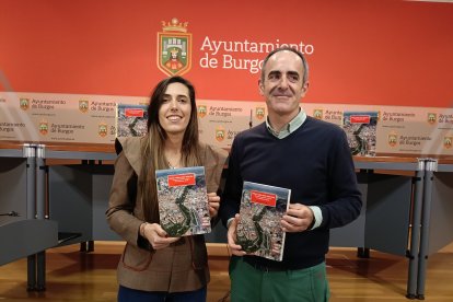 Andrea Ballesteros y Gonzalo Andrés posan con la nueva publicación sobre la ciudad de Burgos.