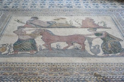 Detalle del mosaico de Pegaso y las ninfas en el yacimiento de la Villa Romana de la Calzadilla en el Museo de las Villas Romanas de Almenara – Puras