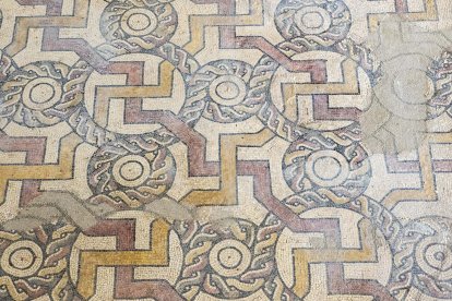 Detalle de uno de los mosaicos del yacimiento de la Villa Romana de la Calzadilla en el Museo de las Villas Romanas de Almenara – Puras