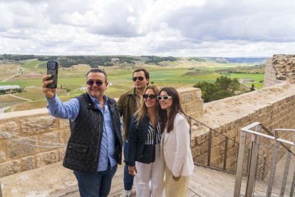 Una familia de turistas mejicanos se fotografían en el Museo Provincial del Vino, en Peñafiel (Valladolid)