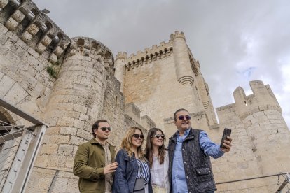 Una familia de turistas mejicanos se fotografían en el Museo Provincial del Vino, en Peñafiel (Valladolid)