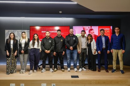 Foto de familia de los seis finalistas a Mejor Proyecto Empresarial Joven de 2026.