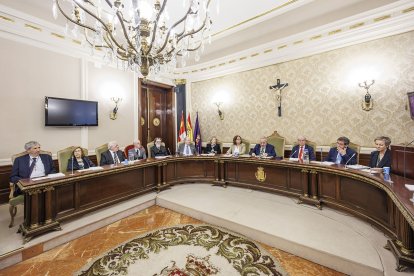 El director de la Academia, René Jesús Payo, dando comienzo a la sesión.