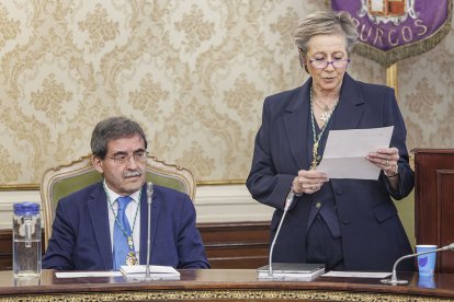 María Jesús Jabato, acompañada por Ignacio Ruiz Vélez, lee el acta de ingreso de Castaño.