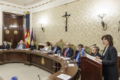 María José Castaño lee su discurso de ingreso en la Institución Fernán González.