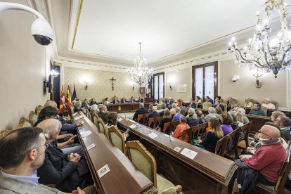 El Salón de Estrados del Palacio de la Diputación se llenó para la cita.