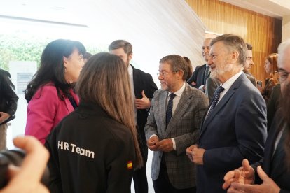 El presidente de las Cortes de Castilla y León, Francisco Vázquez; el presidente de CEOE Valladolid, Carlos Magdaleno, y el director de Área de Negocio en Valladolid de Caixabank Dualiza, José Ángel Torres, participan en la inauguración de la V Feria de Empleo y Formación Profesional