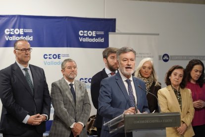 El presidente de las Cortes de Castilla y León, Francisco Vázquez; el presidente de CEOE Valladolid, Carlos Magdaleno, y el director de Área de Negocio en Valladolid de Caixabank Dualiza, José Ángel Torres, participan en la inauguración de la V Feria de Empleo y Formación Profesional