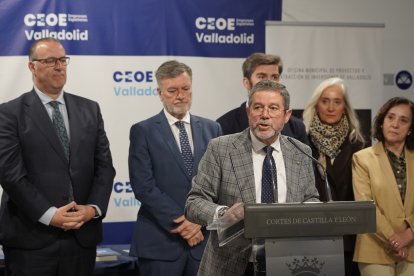 El presidente de las Cortes de Castilla y León, Francisco Vázquez; el presidente de CEOE Valladolid, Carlos Magdaleno, y el director de Área de Negocio en Valladolid de Caixabank Dualiza, José Ángel Torres, participan en la inauguración de la V Feria de Empleo y Formación Profesional