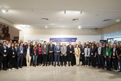 El presidente de las Cortes de Castilla y León, Francisco Vázquez; el presidente de CEOE Valladolid, Carlos Magdaleno, y el director de Área de Negocio en Valladolid de Caixabank Dualiza, José Ángel Torres, participan en la inauguración de la V Feria de Empleo y Formación Profesional