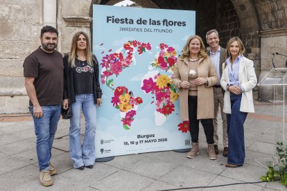 Los representantes de Flojabur, junto con la alcaldesa, Cristina Ayala, y César Barriada, concejal de Comercio, en la presentación del evento.