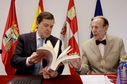 El presidente de la Junta de Castilla y León, Alfonso Fernández Mañueco, asiste al acto de presentación de la obra ''Historia de los Rotarios en España.1920-1936'' y entrega de distinciones de honor de la Academia Española de Estudios Históricos de Odontología y Estomatología.
