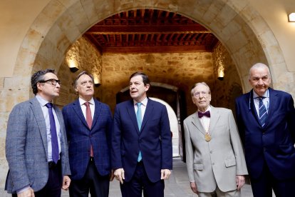 El presidente de la Junta de Castilla y León, Alfonso Fernández Mañueco, asiste al acto de presentación de la obra ''Historia de los Rotarios en España.1920-1936'' y entrega de distinciones de honor de la Academia Española de Estudios Históricos de Odontología y Estomatología.