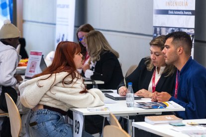 Entrevistas y encuentros cara a cara entre reclutadores de las 120 empresas y estudiantes y trabajadores de Burgos en la Feria de Empleo de la UBU.