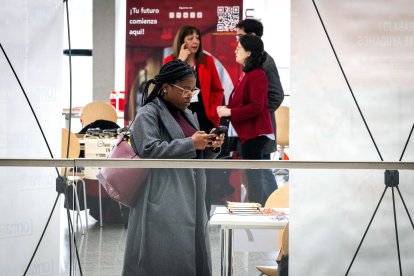 Entrevistas y encuentros cara a cara entre reclutadores de las 120 empresas y estudiantes y trabajadores de Burgos en la Feria de Empleo de la UBU.