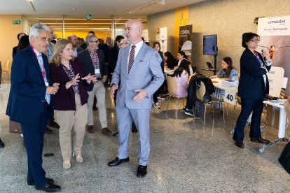 Entrevistas y encuentros cara a cara entre reclutadores de las 120 empresas y estudiantes y trabajadores de Burgos en la Feria de Empleo de la UBU.