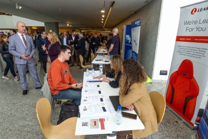 Entrevistas y encuentros cara a cara entre reclutadores de las 120 empresas y estudiantes y trabajadores de Burgos en la Feria de Empleo de la UBU.