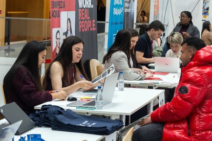 Entrevistas y encuentros cara a cara entre reclutadores de las 120 empresas y estudiantes y trabajadores de Burgos en la Feria de Empleo de la UBU.