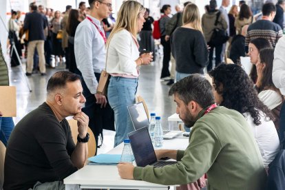 Entrevistas y encuentros cara a cara entre reclutadores de las 120 empresas y estudiantes y trabajadores de Burgos en la Feria de Empleo de la UBU.