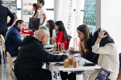 Entrevistas y encuentros cara a cara entre reclutadores de las 120 empresas y estudiantes y trabajadores de Burgos en la Feria de Empleo de la UBU.
