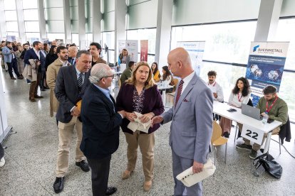 Entrevistas y encuentros cara a cara entre reclutadores de las 120 empresas y estudiantes y trabajadores de Burgos en la Feria de Empleo de la UBU.