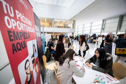 Entrevistas y encuentros cara a cara entre reclutadores de las 120 empresas y estudiantes y trabajadores de Burgos en la Feria de Empleo de la UBU.