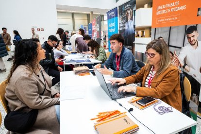 Entrevistas y encuentros cara a cara entre reclutadores de las 120 empresas y estudiantes y trabajadores de Burgos en la Feria de Empleo de la UBU.