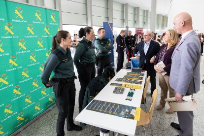 Entrevistas y encuentros cara a cara entre reclutadores de las 120 empresas y estudiantes y trabajadores de Burgos en la Feria de Empleo de la UBU.