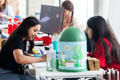 Entrevistas y encuentros cara a cara entre reclutadores de las 120 empresas y estudiantes y trabajadores de Burgos en la Feria de Empleo de la UBU.
