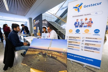 Entrevistas y encuentros cara a cara entre reclutadores de las 120 empresas y estudiantes y trabajadores de Burgos en la Feria de Empleo de la UBU.