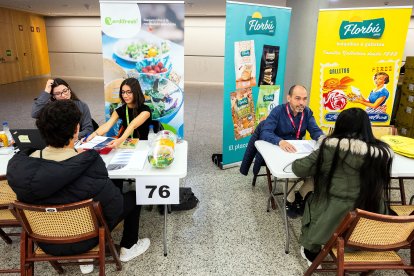 Entrevistas y encuentros cara a cara entre reclutadores de las 120 empresas y estudiantes y trabajadores de Burgos en la Feria de Empleo de la UBU.