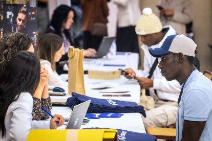 Entrevistas y encuentros cara a cara entre reclutadores de las 120 empresas y estudiantes y trabajadores de Burgos en la Feria de Empleo de la UBU.