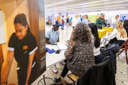 Entrevistas y encuentros cara a cara entre reclutadores de las 120 empresas y estudiantes y trabajadores de Burgos en la Feria de Empleo de la UBU.