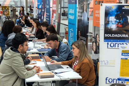 Entrevistas y encuentros cara a cara entre reclutadores de las 120 empresas y estudiantes y trabajadores de Burgos en la Feria de Empleo de la UBU.