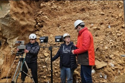 Montaje cámara hiperespectral con la coordinadora de las excavaciones en los niveles TD3 y TD4 Elena Santos.