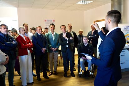 El presidente de la Diputación de Valladolid, Conrado Íscar, presenta el Centro Demostrador de Hogar Digital, un espacio pionero en domótica, teleasistencia y eficiencia energética.