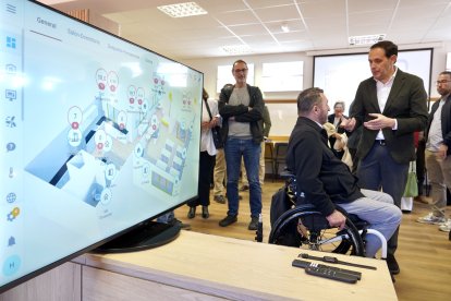 El presidente de la Diputación de Valladolid, Conrado Íscar, presenta el Centro Demostrador de Hogar Digital, un espacio pionero en domótica, teleasistencia y eficiencia energética.